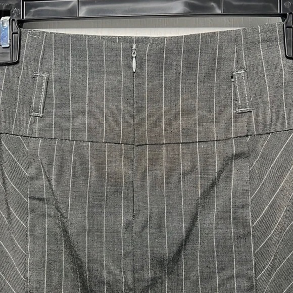 NWOT Spacegirlz Pencil Skirt Grey/White Stripes. Size 9. Cinched/Ruched core. - Picture 4 of 5